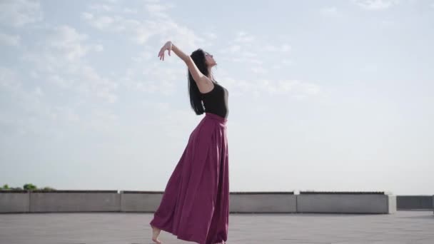 Elegante bailarina delgada bailando ballet clásico en la plaza de la ciudad. Amplio retrato de la encantadora mujer caucásica disfrutando del día de verano al aire libre. Rendimiento profesional, estilo, elegancia . — Vídeo de stock