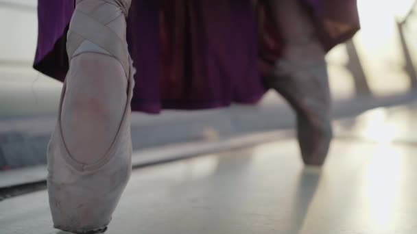 Pies femeninos en posición de ballet parados de puntillas. Primer plano piernas de bailarina caucásica irreconocible bailando al amanecer al aire libre. Encanto, belleza, elegancia, coreografía . — Vídeos de Stock