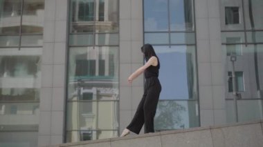 Parmak uçlarında duran ve klasik bale hareketleri yapan bir balerin. Modern Avrupa şehrinde dans eden beyaz kadın balerin portresi. Grace, koreografi, yaşam tarzı.