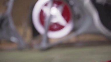 Canlı kamera, yerde yatan merdiven boyunca koşan erkek ayaklarını takip ediyor. Tanımlanamayan atletik beyaz sporcu içeride egzersiz yapıyor. Genç ve güçlü bir adam spor salonunda çalışıyor..