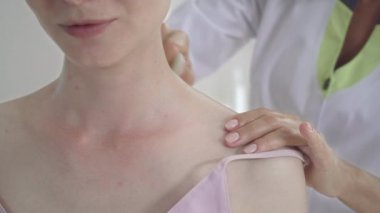 Guasha masajından hoşlanan tanınmayan genç, zayıf, beyaz bir kadın. İnce, çekici bir kızın akupunktur tedavisi gören portresi. Alternatif Asya tıbbı kavramı.