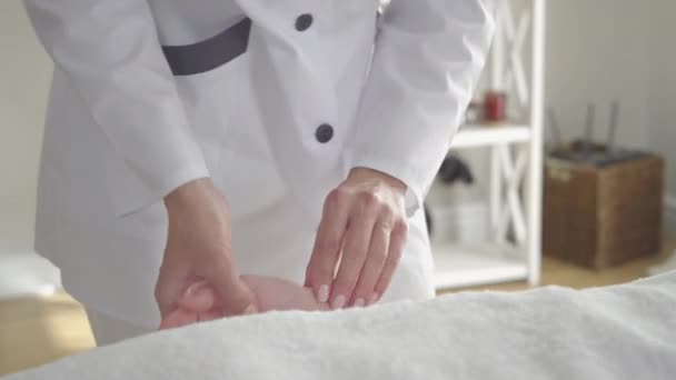 Médecin méconnaissable mesurant le pouls d'une jeune femme blanche. Médecin adulte professionnel prenant des antécédents médicaux de patient tatoué. Médecine, acupuncture, soins de santé. — Video
