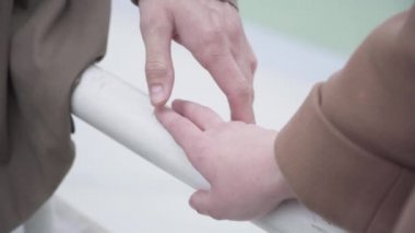 Erkeklerin avuçlarını avuçladıkları beyaz bir kadın. Utangaç, sevgi dolu bir çiftin randevusu. Birlik, sevgi, romantizm, ilgi.