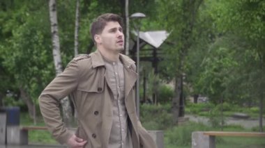 Gergin genç adamın portresi randevuyu beklerken neşeli esmer kız arkadaşın koşup erkek arkadaşını öpmesi gibi. Beyaz tenli hoş bir çift dışarıda buluşuyor. Aşk, romantizm, flört.