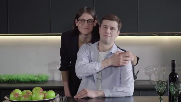 Portrait of adult Caucasian gay couple looking at camera and smile. Pendekatan kamera untuk tersenyum wajah bahagia pria Kaukasia berpose di dapur. Hubungan seks yang sama, lgbt, toleransi. — Stok Video