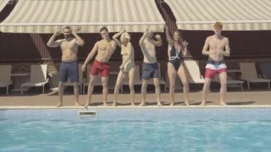 Lüks bir tatil köyünde mavi havuza atlayan bir grup pozitif genç. Neşeli zengin erkek ve kadınların portresi güneşli yaz günlerinde dinlenirken eğleniyorlar..