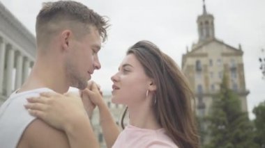 Şehir meydanında dans eden beyaz bir çiftin yakın çekimi. Mutlu erkek ve kadının portresi yaz günü açık havada dans ediyor..