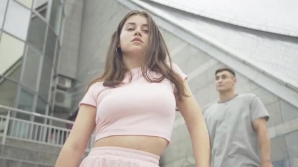 Portrait de la femme blanche magnifique et bel homme effectuant des mouvements de danse comme debout sur les escaliers urbains à l'extérieur. Heureux homme et femme caucasien dansant en ville et souriant à la caméra. — Video