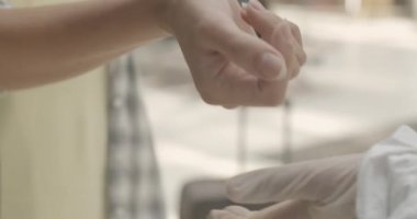 Covid-19 salgınında temas kurulamayan sıcaklık ölçümlerine yakın çekim. Havaalanı, tren yolu, otobüs durağı ya da süpermarketin girişinde tanınmayan bir çalışanın yolcu taraması. Sinema 4k ProRes Merkezi.