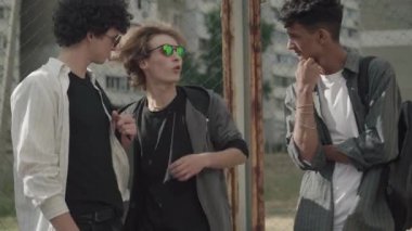 1980 'lerin genç ve heyecanlı adamı dostlarını karşılıklı bir şey için destekliyor. 1990 'ların kendine güvenen arkadaşlarının el ele tutuşup kollarını kaldırmalarının portresi. Şehirde iş yapan mutlu adamlar. Retro yaşam tarzı kavramı.