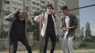 1990 'ların modaya uygun rapçilerinin şehirde dans edişinin geniş bir görüntüsü. Müzikten hoşlanan neşeli, etnik çeşitliliğe sahip genç erkeklerin portresi. 1980 'lerin müzisyenleri eğleniyor. Özgürlük ve hobi.