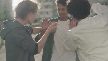 Kafkasyalı holiganlar 1980 ya da 1990 'larda Afrikalı Amerikalı göçmenlerden para sızdırıyorlardı. Kendine güvenen genç suçlular tehdit edilen kabadayıdan dolar alıp gidiyorlar. Sosyal sorunlar kavramı.
