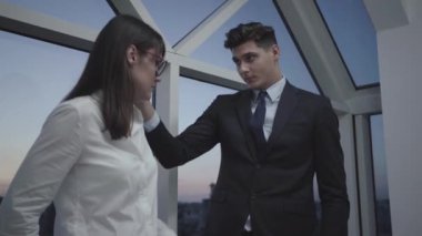 Kendine güvenen esmer iş adamı, gün batımında ofiste genç ve zayıf bir kadınla flört ediyor. Meslektaşına asılan yakışıklı beyaz adamın portresi. Utangaç bayan taşınmayı reddediyor. Taciz.