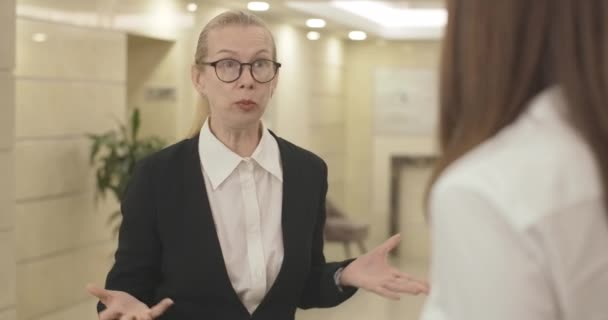 Wkurzona bizneswoman, kłócąca się z kolegą z centrum biznesowego. Portret wściekłej białej kobiety kłócącej się z pracownikiem biurowym. Kino 4k ProRes kwatera główna. — Wideo stockowe