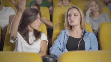 Sinemada sinemadan memnun olmayan genç güzel kadınların portresi. Çekici beyaz kadınlar film izleyip el kol hareketi yapıyorlar. Sinema salonundaki sinir bozucu sinemaseverler..