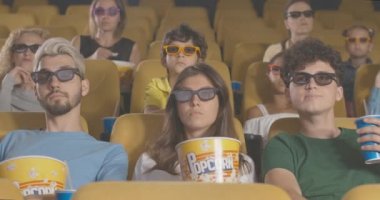 Sinemada film izleyen insanları özümserdi. Farklı etnik kökenlere sahip erkek ve kadın portresi çocuklarla ve arkadaşlarla film izlemekten zevk alıyor. 3D gözlüklü rahat bir seyirci. Sinema 4k ProRes Merkezi.