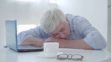 Masada uyuyan gri saçlı son sınıf öğrencisi. Uzaktan çalışmaktan bitap düşmüş yorgun Kafkas işadamının portresi. Covid-19 salgını üzerinde çalışan orta yaşlı girişimcinin tatlı uykusu..