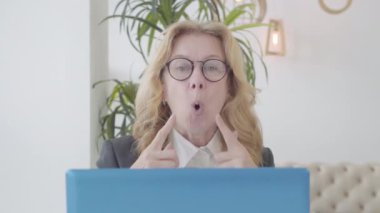 Covid-19 salgını ile ilgili çevrimiçi ders veren kendine güvenen dil öğretmeninin yakın çekimi. Coronavirus karantinasında çalışan profesyonel bir öğretmenin portresi. Uzak çalışma.