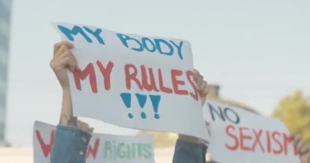 我身体的特写我的规则海报在白人女性手中。不知名的年轻女权主义者高举反性别歧视标语。Cinema 4k ProRes HQ. — 图库视频影像