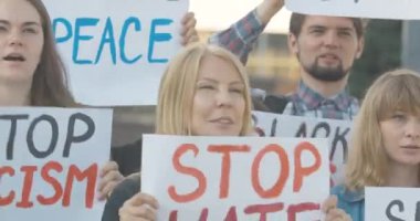 Sosyal eşitsizlik ve ayrımcılığı protesto eden kendine güvenen bir grup gösterici. İnsan hakları için savaşan beyaz erkek ve kadınların ayaklanması. Sinema 4k ProRes Merkezi.