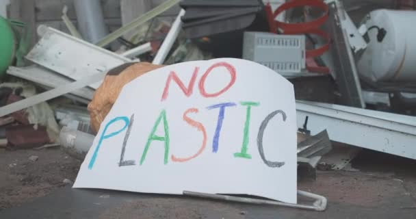 Dışarıdaki çöpte plastik poster yok. Çevreye insan etkisi. İnsanlar tarafından doğanın kirliliği. Eko-sistem için zararlı. Sinema 4k ProRes Merkezi. — Stok video