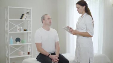 Genç bir kadın doktor ilaç kullanarak sağlık geçmişini alıyor. Kafkas doktorunun portresi hastane koğuşundaki erkek hastayı muayene ediyor. Klinikte orta yaşlı bir adama danışan güzel bir kadın..