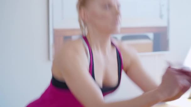 Sérieuse sportive confiante accroupie à l'intérieur. Femme blanche adulte forte faisant de l'exercice au gymnase ou à la maison. Entraînement ou entraînement de belle jeune femme. Concept de mode de vie sain. — Video