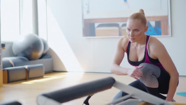 Entraîneur professionnel confiant parlant à un client inconnu et montrant pouce en l'air. Portrait de belle sportive caucasienne forte formant les gens dans la salle de gym. Profession sportive. — Video