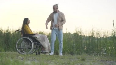 Kızgın bir adamın engelli bir kadına evlilik yüzüğünü geri verip ayrıldığı geniş bir açı. Depresyondaki güzel beyaz kadın, elleri ağlayan, kapanış yüzü sakat. Ayrılık ve boşanma, engellilik.