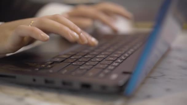 Close-up van jonge vrouwelijke handen typen op laptop toetsenbord. Onherkenbare professionele zakenvrouw berichten online. Succesvolle vrouwelijke ondernemer die op afstand werkt. Moderne zaken. — Stockvideo