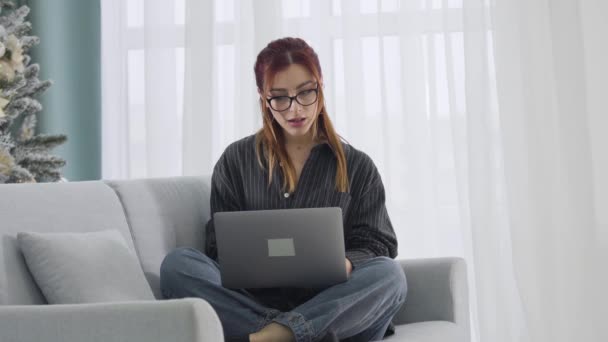 Niezadowolona kobieta freelancer zamykanie i otwieranie laptopa na Boże Narodzenie. Portret wkurzonej białej kobiety pracującej w Sylwestra w domu. Koncepcja przepracowania. — Wideo stockowe