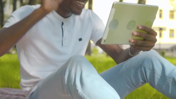 Αγνώριστος Αφροαμερικάνος να χαιρετάει και να μιλάει σε κάμερα selfie στο tablet. Χαρούμενος νεαρός που επικοινωνεί σε ασύρματη συνομιλία και χαμογελάει. Σύγχρονες τεχνολογίες στην καθημερινή ζωή. — Αρχείο Βίντεο