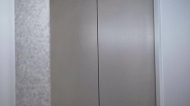 Asansör kapıları açık ve gülümseyen atletik kadın dışarı çıkıyor. Spor salonunda asansörü kullanan mutlu beyaz kadın portresi. Sportif insanların pozitif yaşam tarzı. Spor ve spor konsepti.