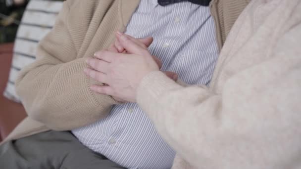 Dojrzałe kobiece dłonie pieszczące męskie dłonie. Nierozpoznawalna biała starsza kobieta uspokajająca sfrustrowanego dojrzałego mężczyznę. Koncepcja jedności, wsparcia i wiecznej miłości. — Wideo stockowe