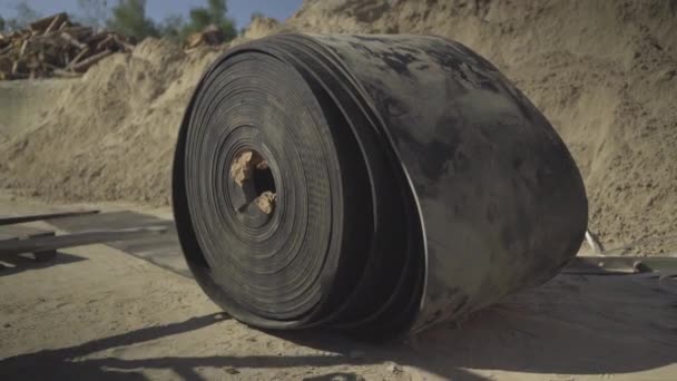 Ladeaufzug aus schwarzem Gummi oder Gurt für Schüttgüter im Freien. Schwere Industriemaschinen, die Band auf Fabrik oder Produktionsstätte transportieren. — Stockvideo