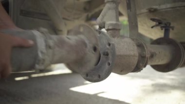 Beyaz erkek eller boruyu söküyor ve çimento boşaltmak için kompresör ünitesini kapatıyorlar. Beton fabrikasında imalat ekipmanlarını ayarlayan tanınmayan işçiler.