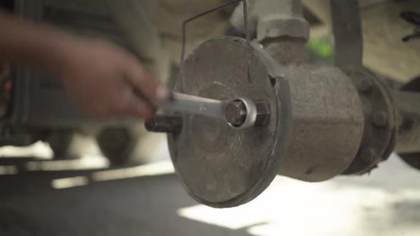 Tubo de fechamento do trabalhador da fábrica masculino irreconhecível da unidade do compressor para a descarga do cimento. Mãos masculinas fortes apertando parafusos em equipamentos industriais pesados ao ar livre. — Vídeo de Stock