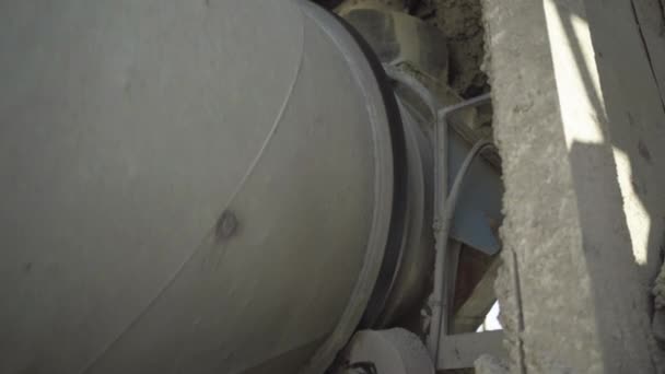 Närbild av cement blandare lastbil på betong tillverkningsanläggning. Grå mixer rullar i solljus utomhus. Produktionsprocess på fabrik. Industriellt koncept. — Stockvideo