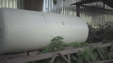 Üretim için kullanılan maddelerle dolu büyük bir çelik silindir deposu. Çimento üretimi için kimyasal reaksiyonlar içeren gri konteyner..