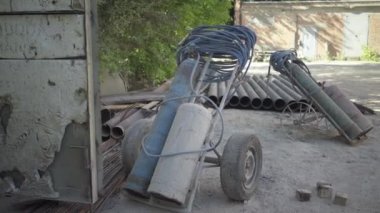 Açık havada güneş ışığı altında geniş bir benzin deposu ve metal borular görüntüsü. Fabrika ya da imalat alanında endüstriyel malzemeler. Endüstriyel kavram.