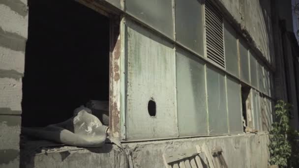 Güneşli bir günde terk edilmiş bir fabrika binası. Issız bölgede terk edilmiş fabrika inşaatı. — Stok video