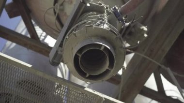 Güneşli yaz gününde çimento yükleme cihazlarının alt görüntüsü. Fabrikada ya da gün ışığında bitkilerde ekipman.