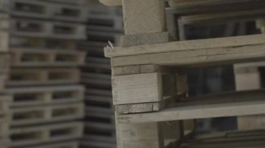 Depoda bir yığın ahşap palet var. Ürünlerin taşınabileceği, istiflenebileceği ve depolanabileceği taşınabilir platform, fabrika veya fabrika üzerine.