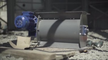 Gün ışığında üretim sahasında duran bir makine aleti. Güneşli bir günde imalat fabrikası ekipmanı.
