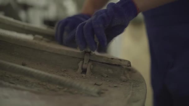 Manos masculinas en guantes de trabajo desenroscar pernos en el equipo industrial y la apertura de dispositivo enorme. Trabajador de fábrica caucásico irreconocible controla el trabajo de la unidad de mezcla de concreto en la planta. — Vídeos de Stock