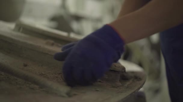 Widok z bliska na nierozpoznawalnego pracownika zamykającego dach mieszalnika betonu i wychodzącego. mężczyzna kaukaskie ręce w pracy rękawice śruby śruby śruby na urządzenia przemysłowe w zakładzie. — Wideo stockowe