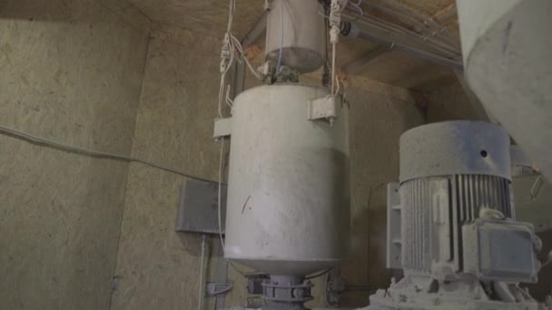 Watertanks op betonnen menginstallatie in de fabriek. Camera beweegt op en neer langs industriële apparatuur in cementfabriek. — Stockvideo