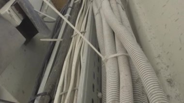 İçerideki fabrikada ya da fabrikada kablo hatlarıyla kaplanmış. İç mekan imalatı. Çimento karıştırma ünitesinin bir parçası.