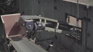 Otomatik yükleme teçhizatını azalt. Beton veya çimento üretim fabrikası veya fabrikası üzerindeki endüstriyel ekipmanların bir kısmı.