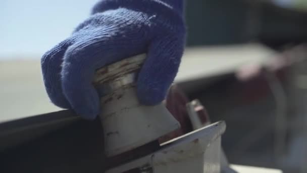 Primer plano de las manos de los empleados girando válvulas en equipos industriales al aire libre. Inspección manual del transportador de carga de hormigón automatizado en fábrica. Hombre irreconocible con guantes trabajando en la planta. — Vídeo de stock